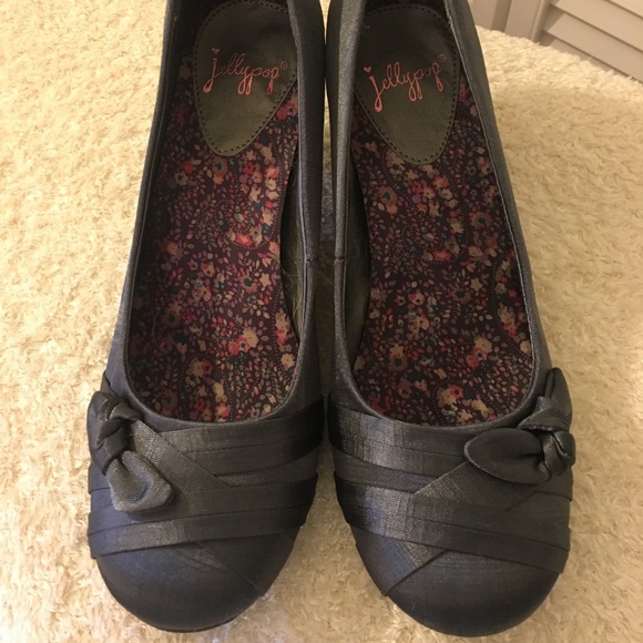 Jellypop Shoes - EUC Gray Kitten Heels with Bow